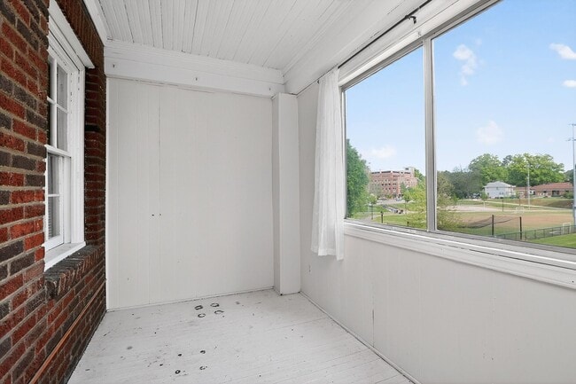 Building Photo - Adorable One Bedroom Apartment in Elizabeth!