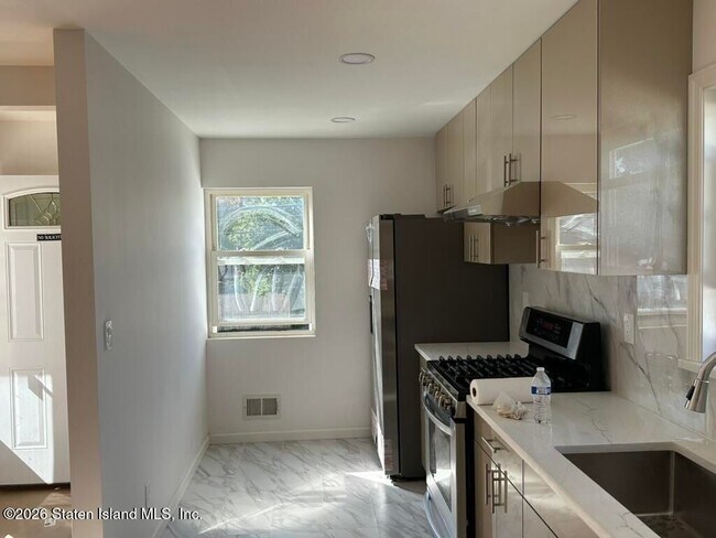 Building Photo - 221 Midland Ave