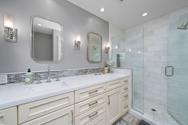 Building Photo - Stunning Single Family Home in the Heart o...