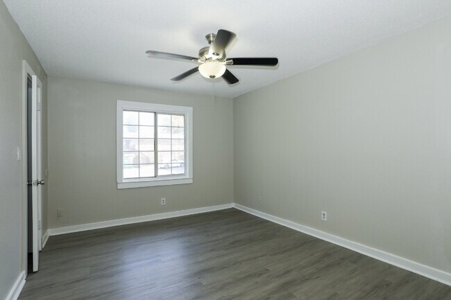 Building Photo - All-Electric 2BR/1.5BA Gem in Prime Campbellton Rd Location