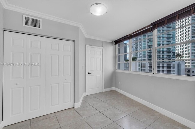 Building Photo - 999 Brickell Bay Dr