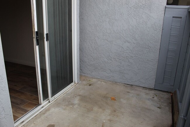 Building Photo - One Bedroom for Rent Southwest Bakersfield Gated Community