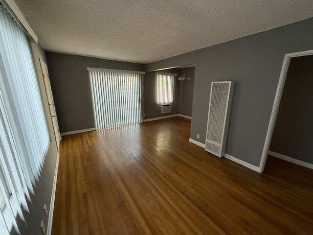 Building Photo - 14732 Burbank Blvd