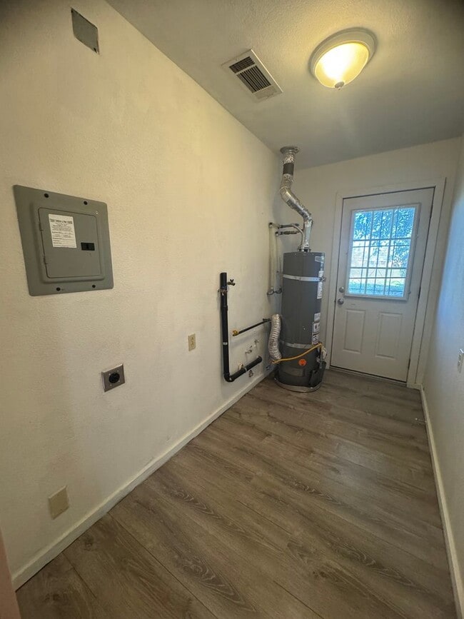 Building Photo - 3/2 Huge Yard and Garage