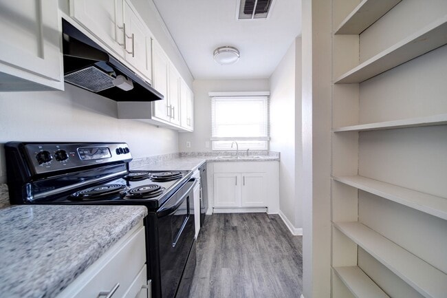 Building Photo - 2433 Charles Blvd