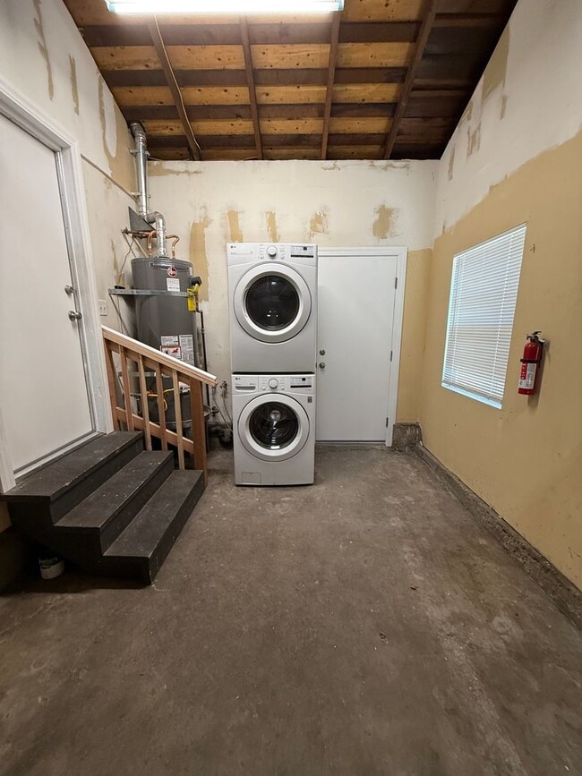 Building Photo - Updated Redwood City Home! New Bath, Fresh...