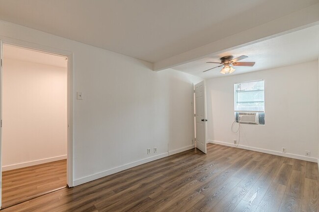 Building Photo - 2407 S New Braunfels Ave