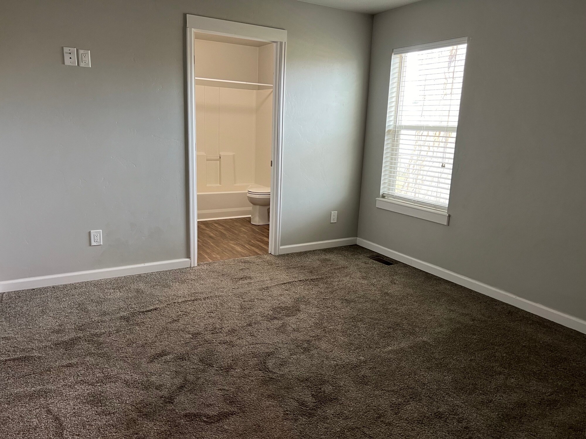 Primary bedroom with attached full bathroom. - 2106 Mesa Ave