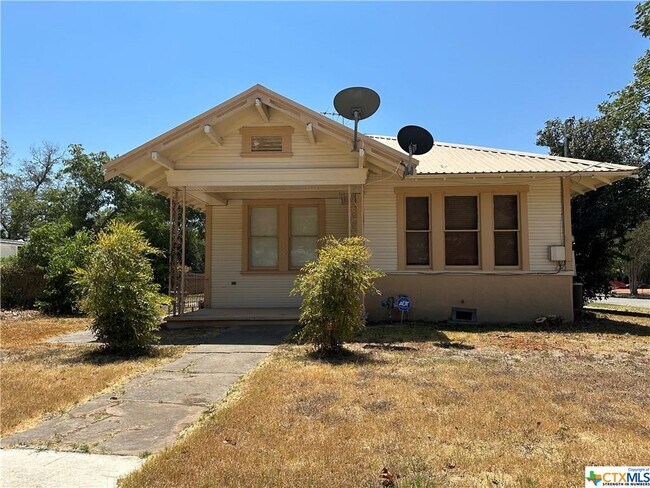 Primary Photo - 753 E College St