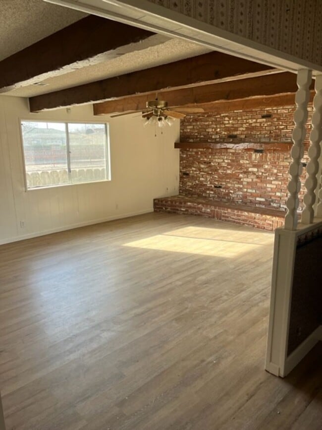 Building Photo - 3 BR 2 Bath