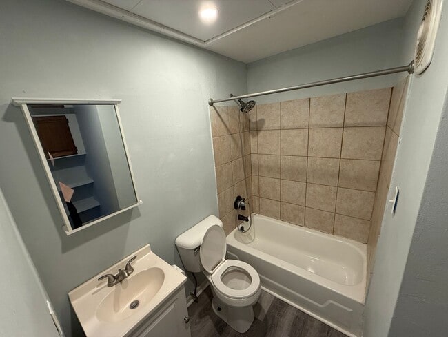 Building Photo - Spacious & Homey 3-Bedroom with Bonus Room