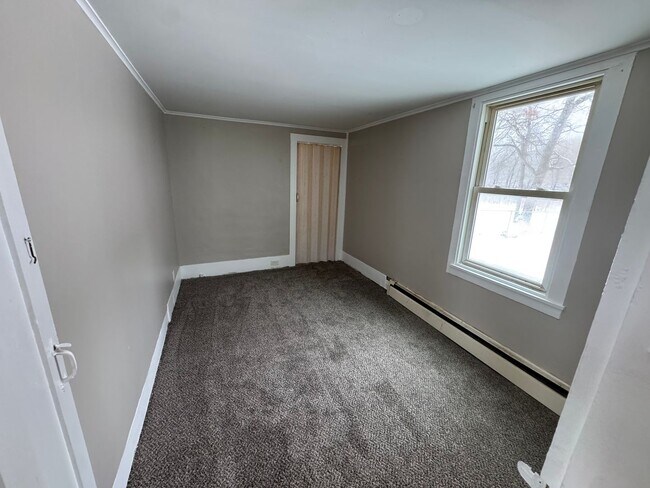 Building Photo - 5 bedroom house