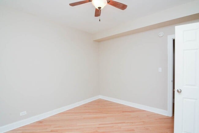 Building Photo - 899 Green Bay Rd