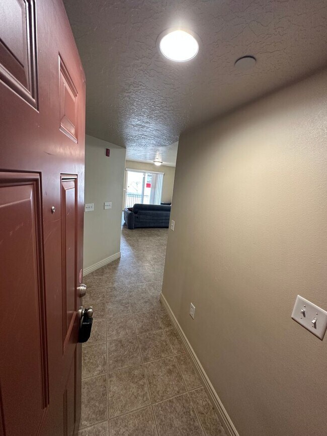 Building Photo - Great 3 Bed 2 Bath Sandy Condo!!