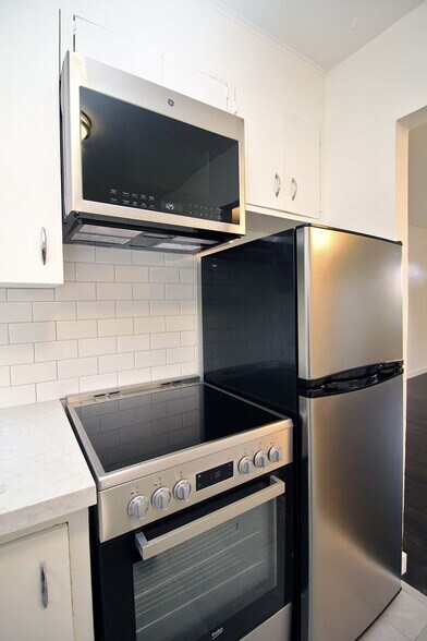 Building Photo - 5535-5535 SE 17th Ave