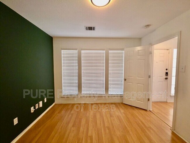 Building Photo - 1424 Roxanne's Run