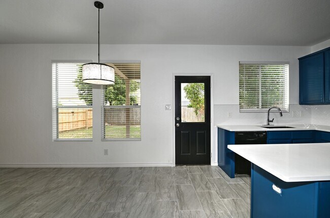 Building Photo - 5 bed | 3 bath | Corner lot | Fully remodeled!!!