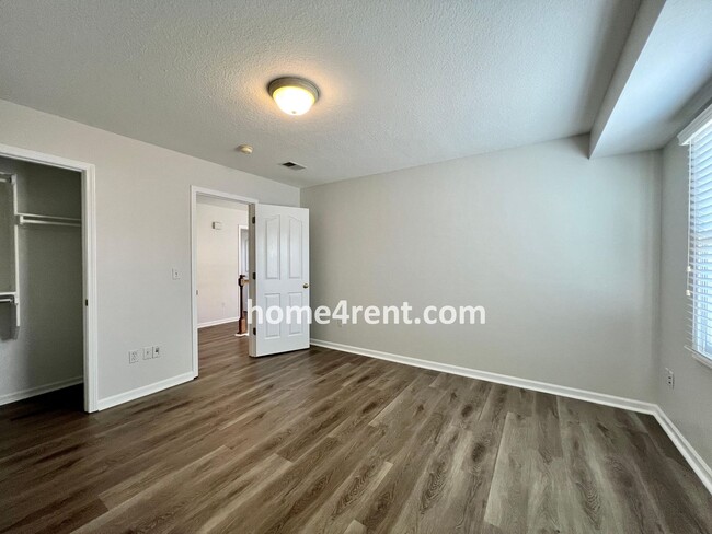 Building Photo - Beautiful Overland Park w/ Wood Floors Thr...