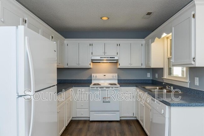 Building Photo - 2145 Tanglewood Rd