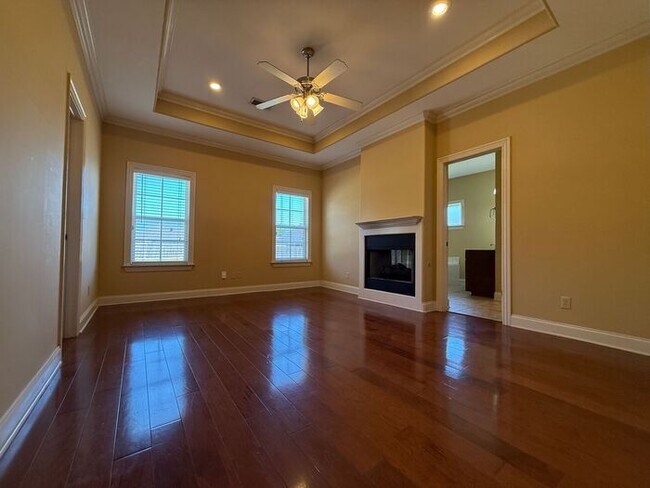 Building Photo - GORGEOUS HOME IN RUSTLING OAKS JUST MINUTES FROM MEMPHIS