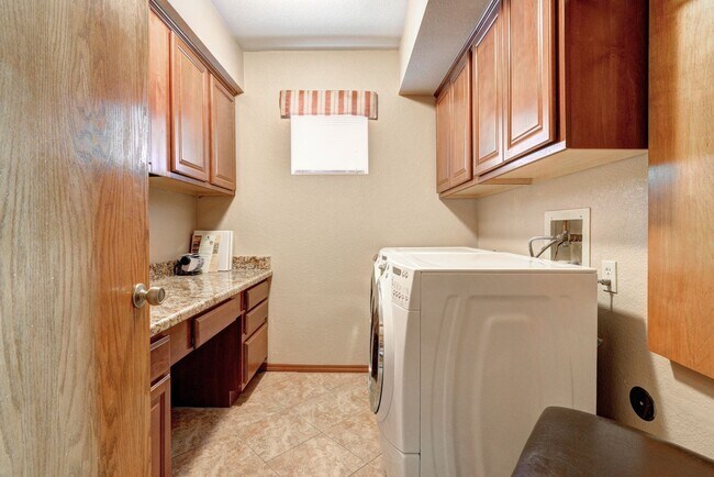 Building Photo - HUGE House In Tempe Close to ASU