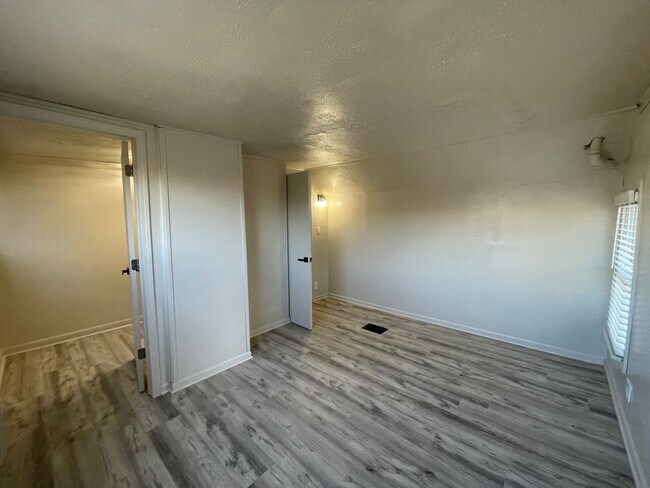 Building Photo - Warm & Spacious 4-Bedroom Single Family Ho...