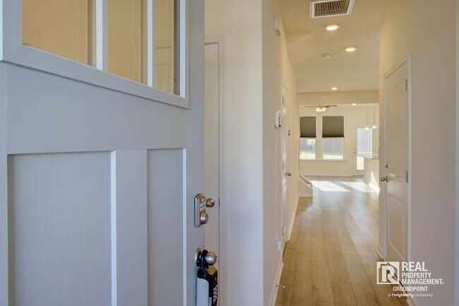 Building Photo - 432 Trotters Ln