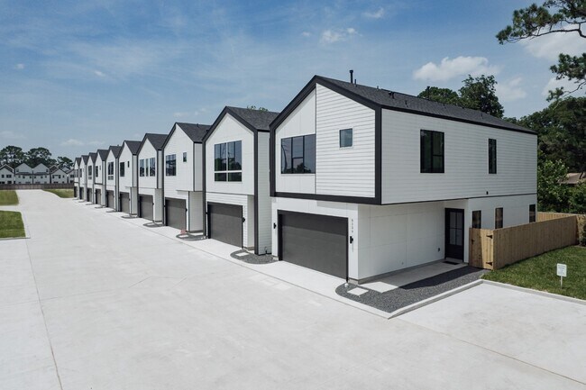 Building Photo - 6131 Pacific Frst Dr