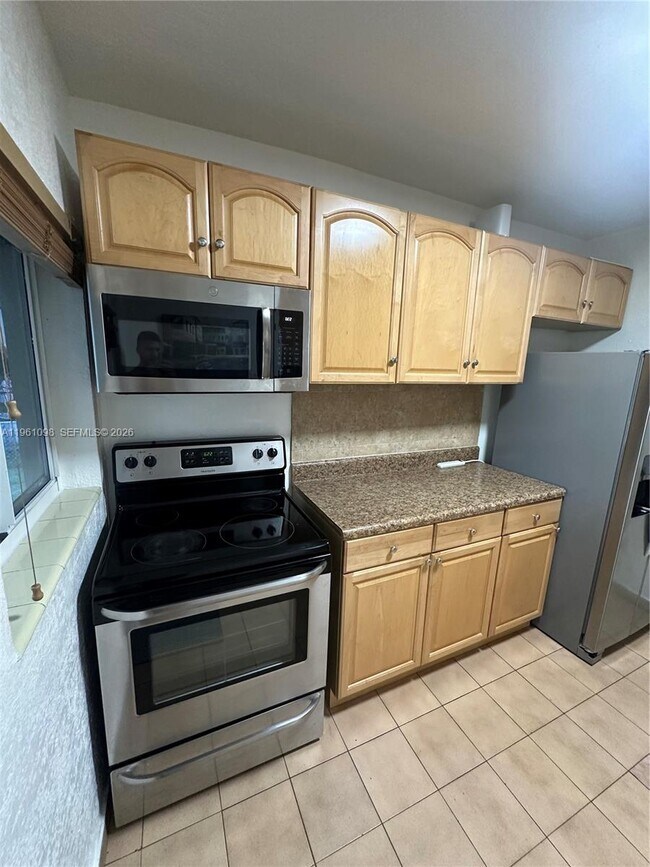 Building Photo - 200 W 53rd Terrace