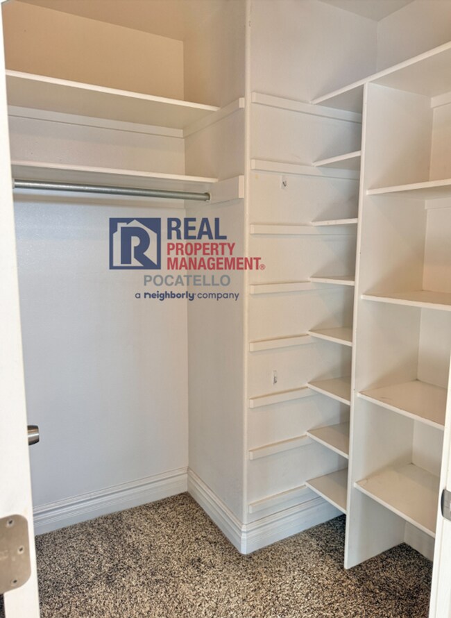 Building Photo - 3 bed 2.5 bath 2 car garage house - pets negotiable