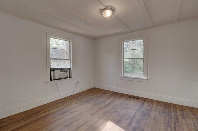 Building Photo - 1310 Winona Ave