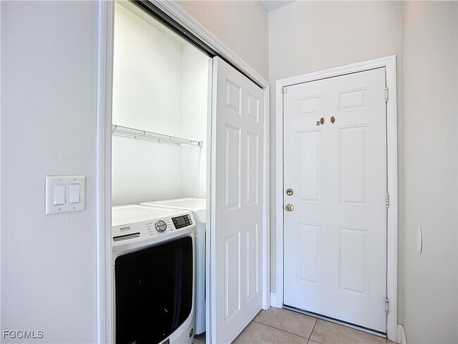 Building Photo - 4930 SW 25th Ct