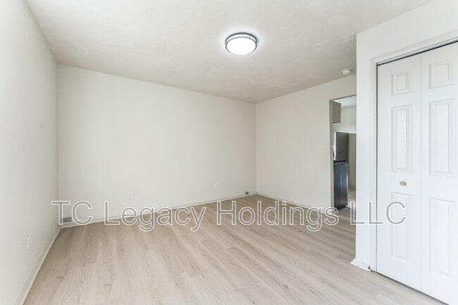 Building Photo - 415 Simpson Ave