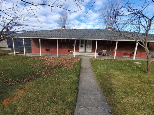 Building Photo - Glass