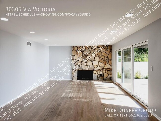 Building Photo - 30305 Vía Victoria
