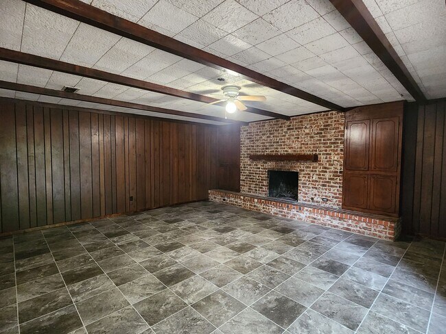 Building Photo - 638 Bringhurst Dr