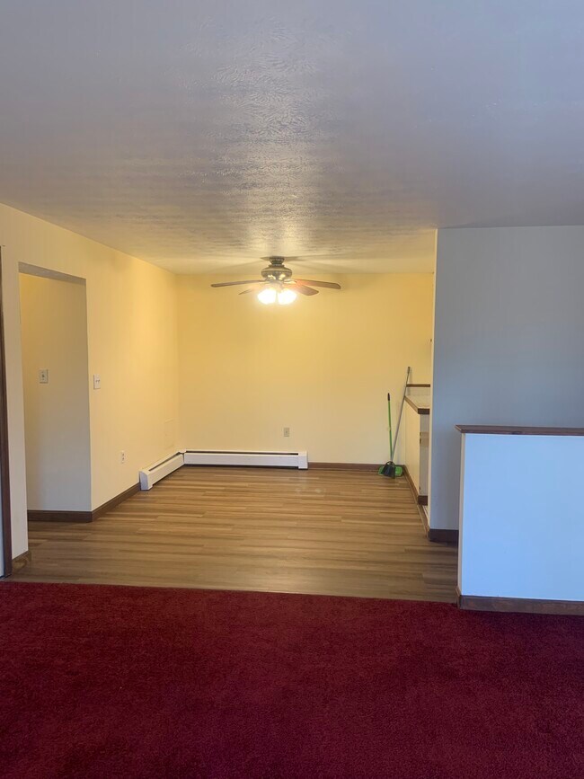 Building Photo - 1166 Middle Tpke W