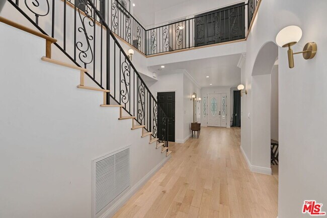 Building Photo - 2056 Kerwood Ave