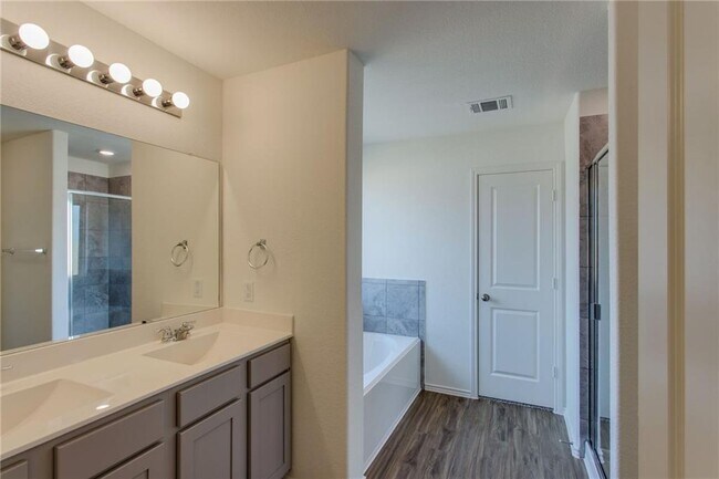 Building Photo - 6412 Laurencia Pl