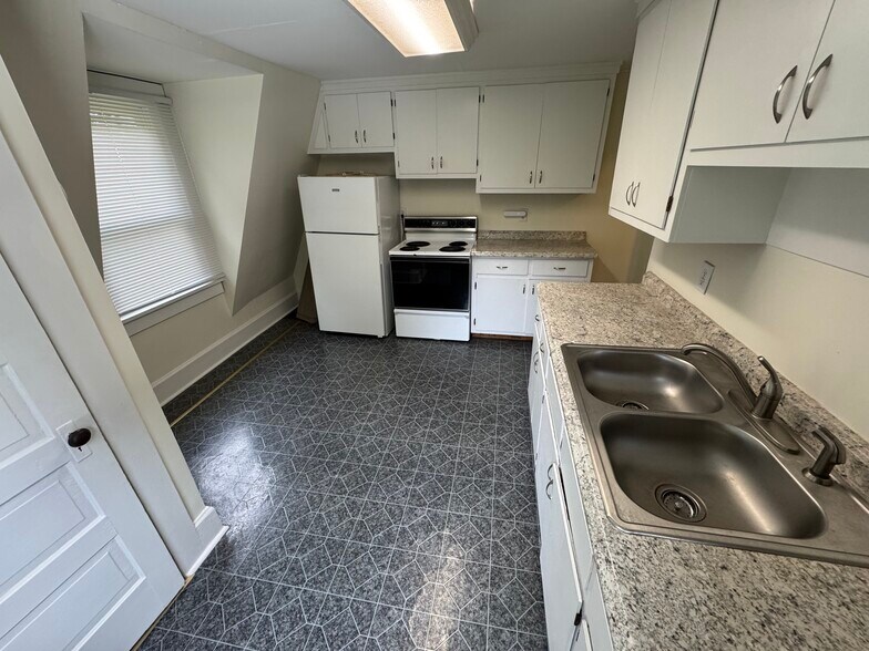 Building Photo - 75 Lanier St