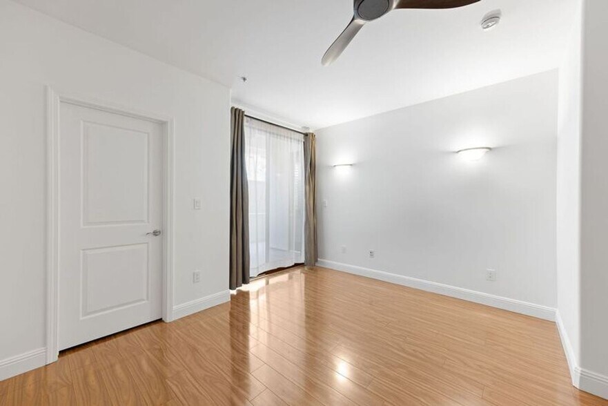 Building Photo - Modern 3 Bed, 2 Bath Condo for Lease – 1,320 Sq Ft – Prime Sherman Oaks Location