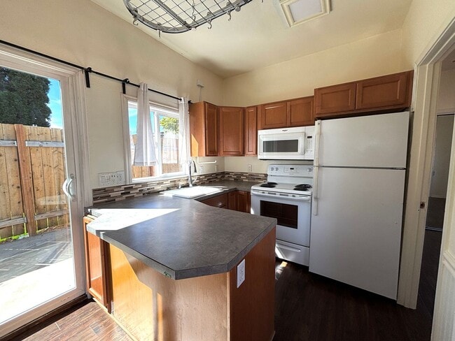 Building Photo - Charming 1-bedroom, 1-bathroom house