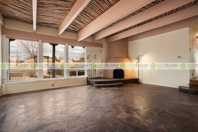 Building Photo - 1301 Alvarado Dr NE