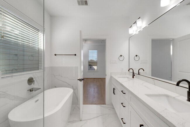 Building Photo - 1526 Chestnut St