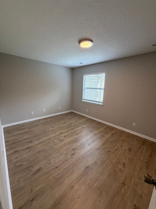 Building Photo - @ Bedrooms 1.5 Bath