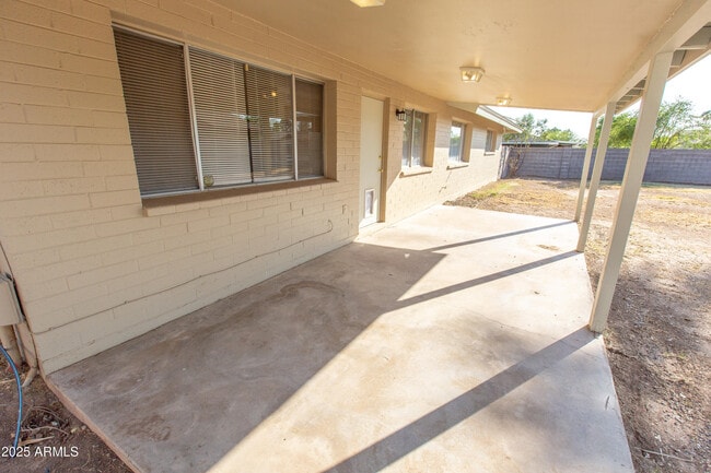 Building Photo - 704 E La Jolla Dr