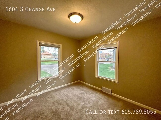 Building Photo - 1604 S Grange Ave
