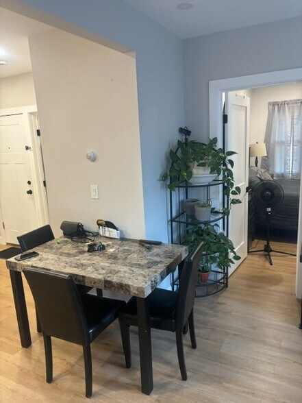 Building Photo - 42 Outwater Ln