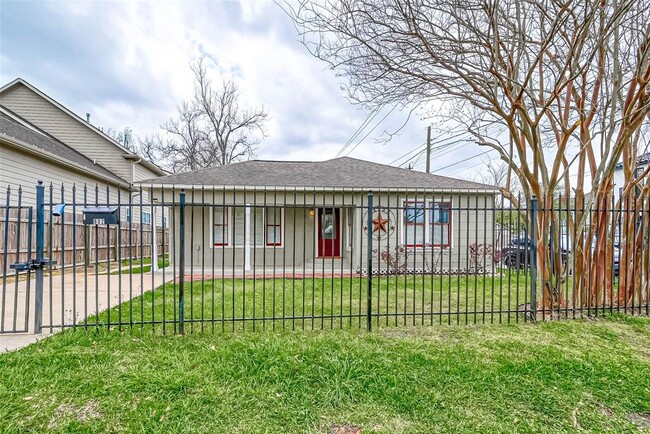 Building Photo - 802 E 29th St
