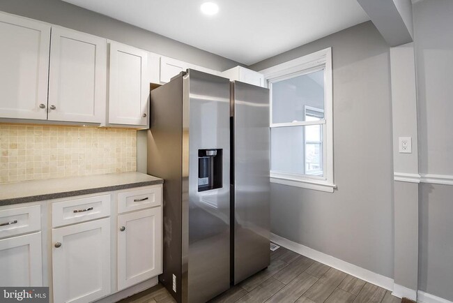 Building Photo - 807 Surrey Ln